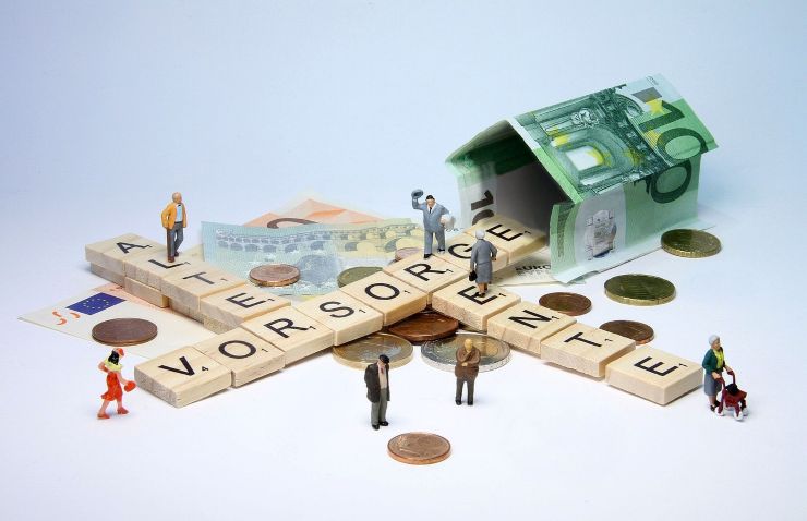 monete banconote euro tasselli lettere persone