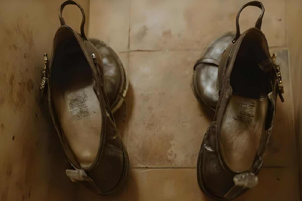 scarpe appese all'ingresso di una casa
