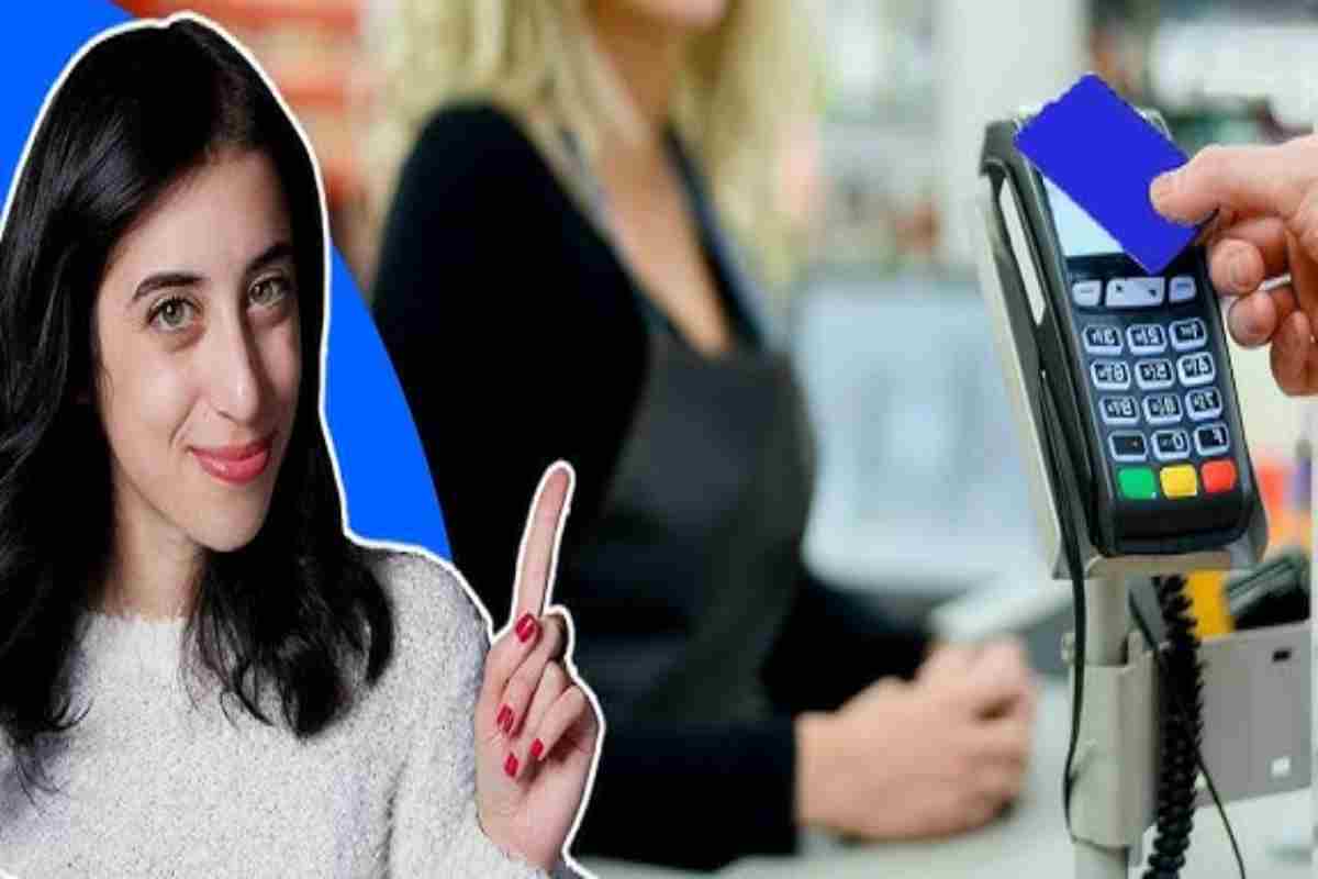 donna indica un'operazione con pos