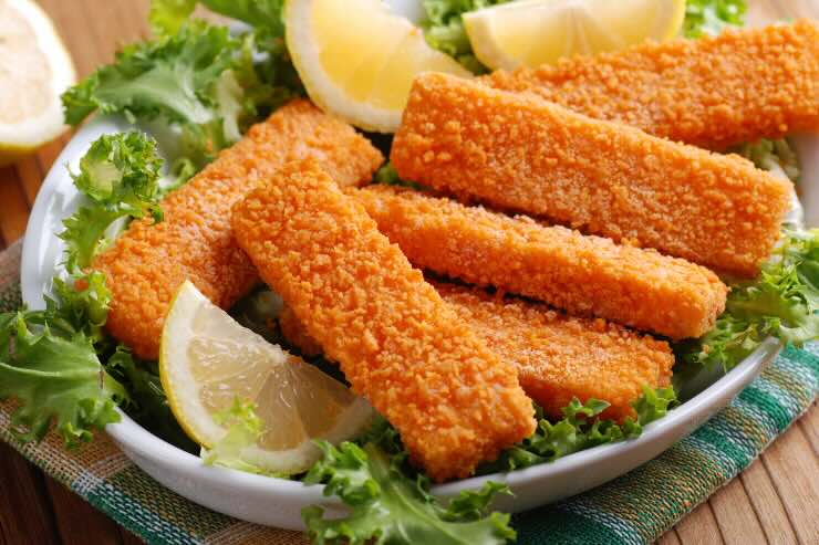 bastoncini di pesce e limone 