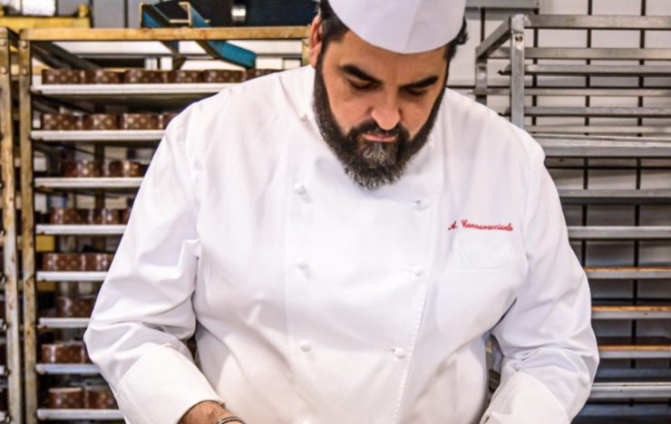 chef antonino cannavacciuolo in divisa che cucina