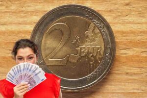 2 euro donna con banconote euro