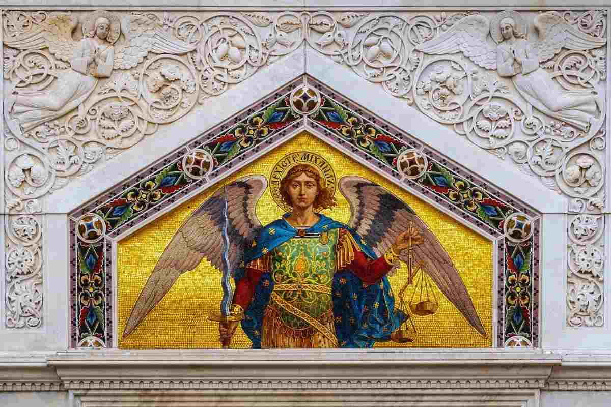 un dipinto di san michele arcangelo 