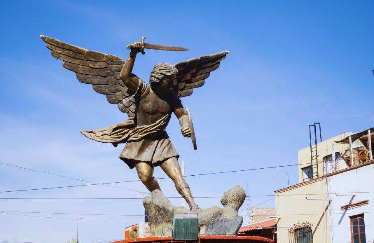 una statua di san michele arcangelo 