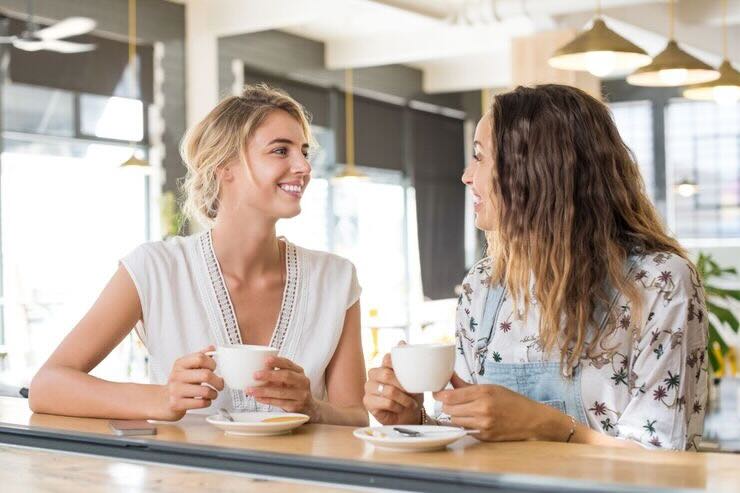 Due donne che dialogano felici facendo colazione