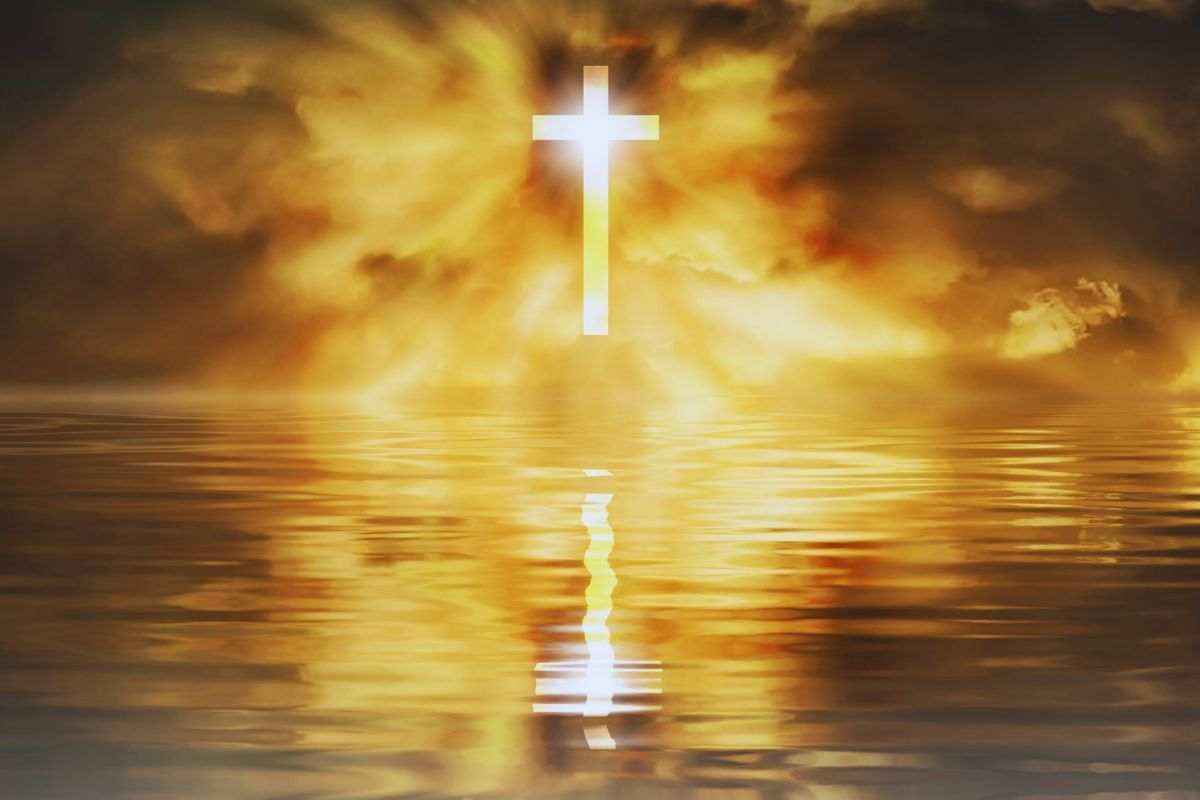 croce, acqua e nuvole