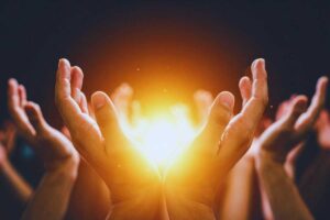 mani aperte con luce in mezzo