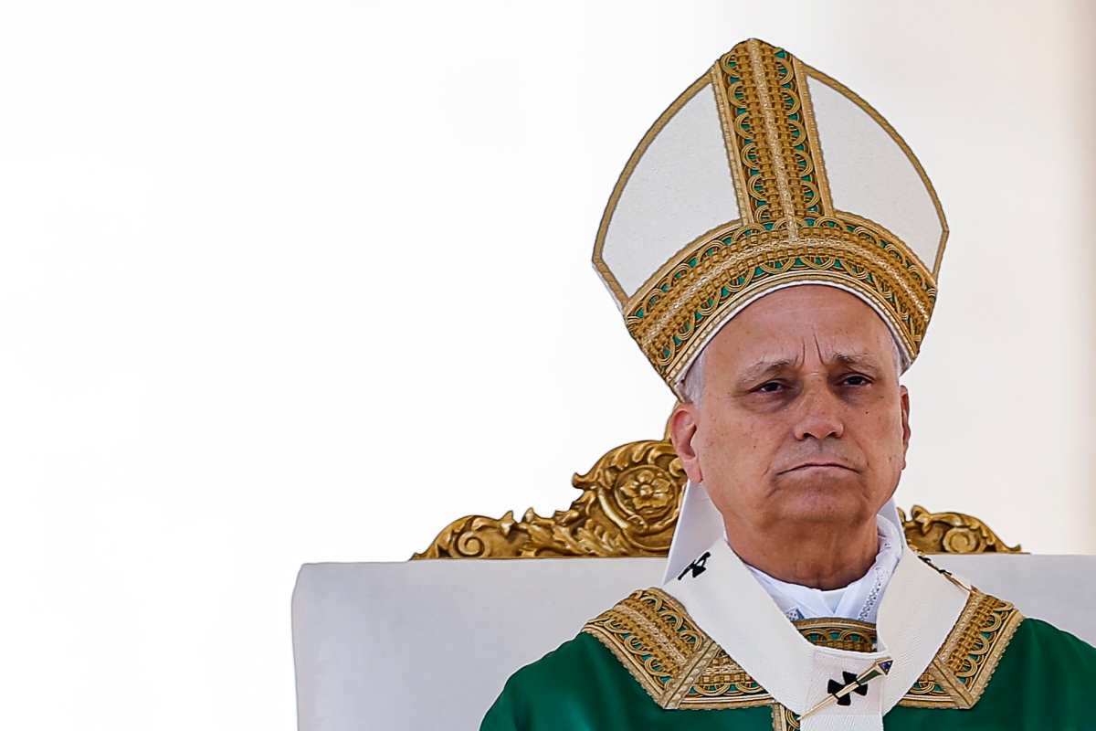 Papa Leone con il cappello papale