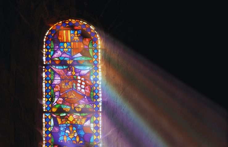 finestra colorata e luce che filtra