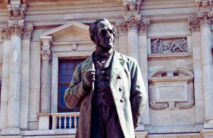 statua alessandro manzoni