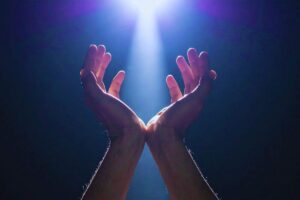 mani aperte con la luce in mezzo