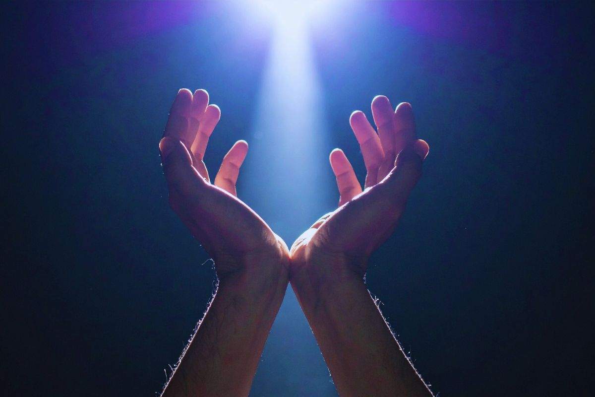 mani aperte con la luce in mezzo