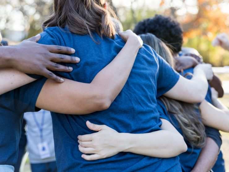ragazzi in cerchio che si abbracciano