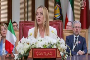 giorgia meloni in conferenza stampa