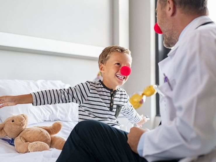 medico con naso rosso e un bambino