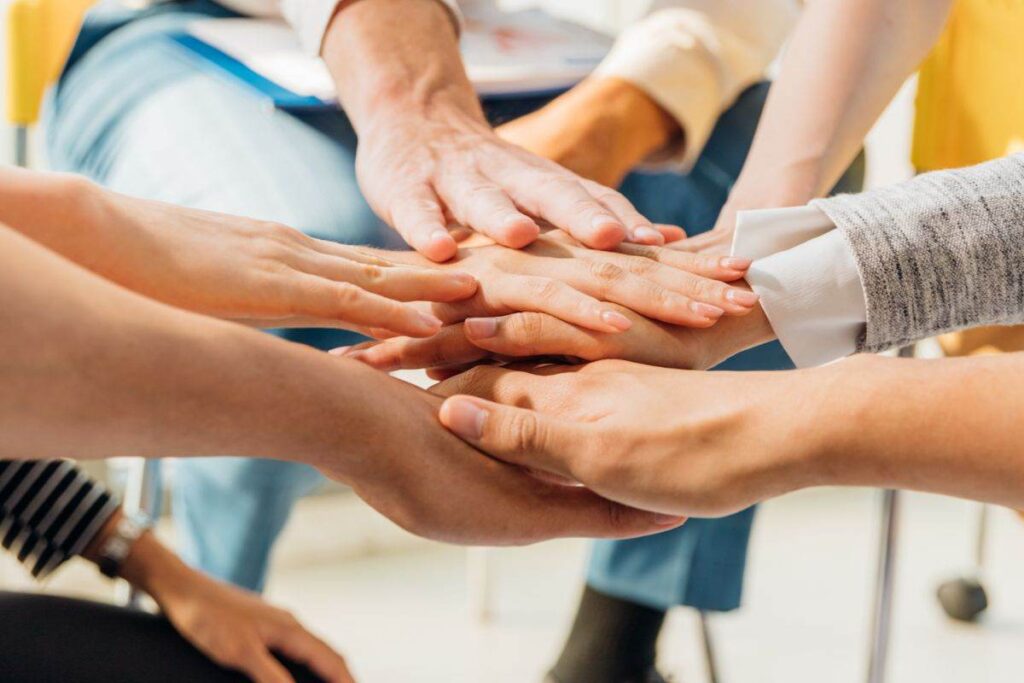 ragazzi che si danno le mani