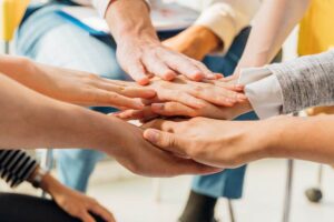 ragazzi che si danno le mani