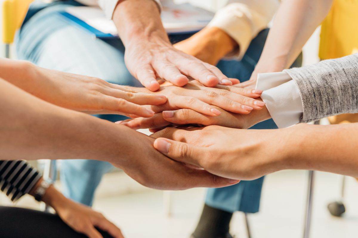 ragazzi che si danno le mani