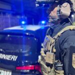 auto dei carabinieri e carabinieri con giubbotto antiproiettile